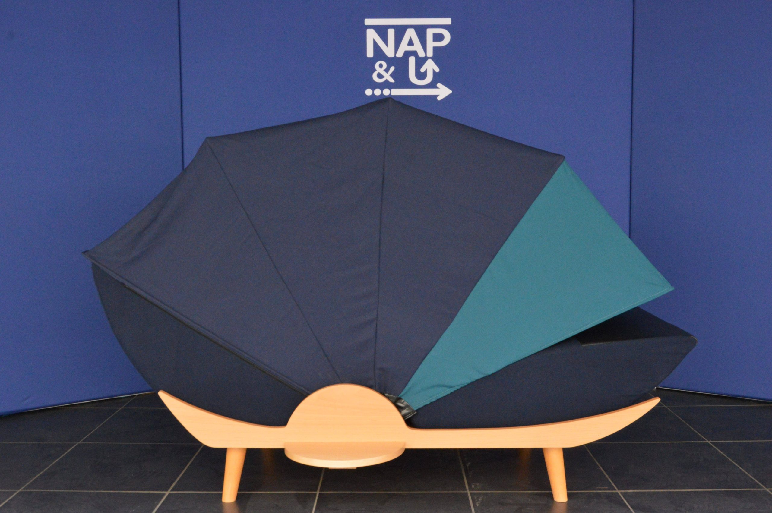 Standard_bleu_socle_en_bois