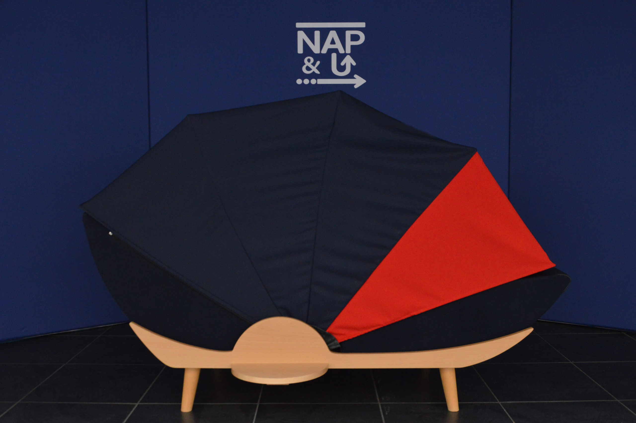 Standard_rouge_socle_en_bois_fermé