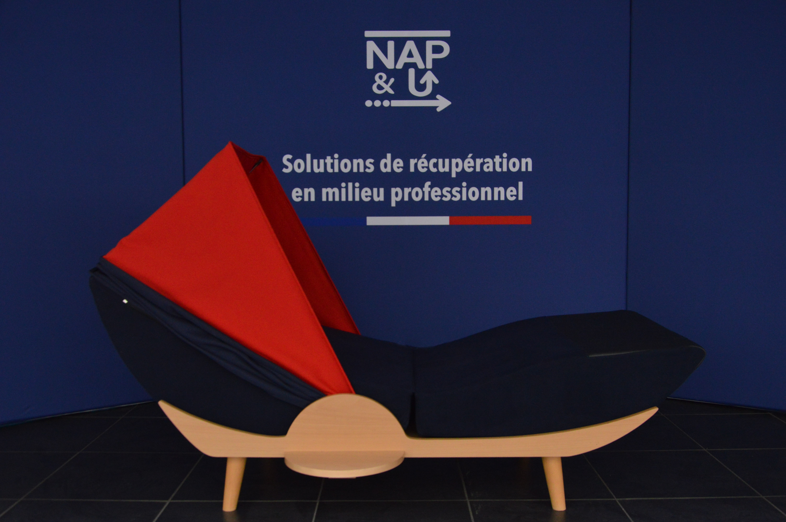 Standard_rouge_socle_en_bois_ouvert