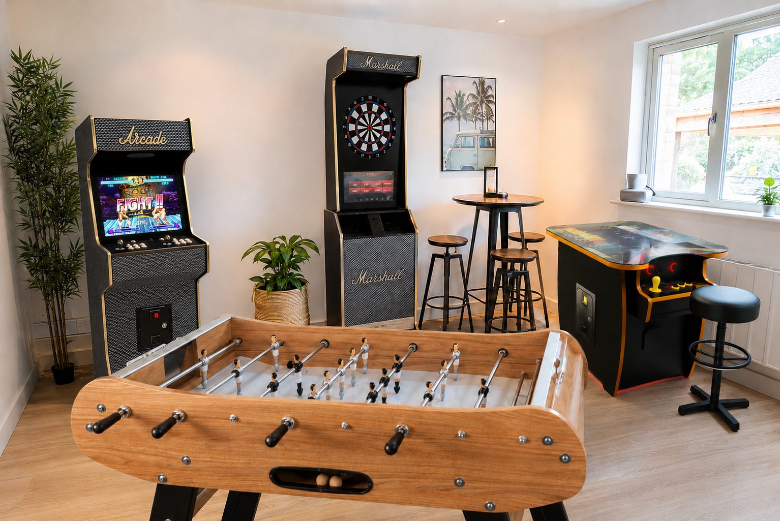 Salle de jeux avec borne d’arcade, fléchettes, baby-foot et table de jeu à la maison