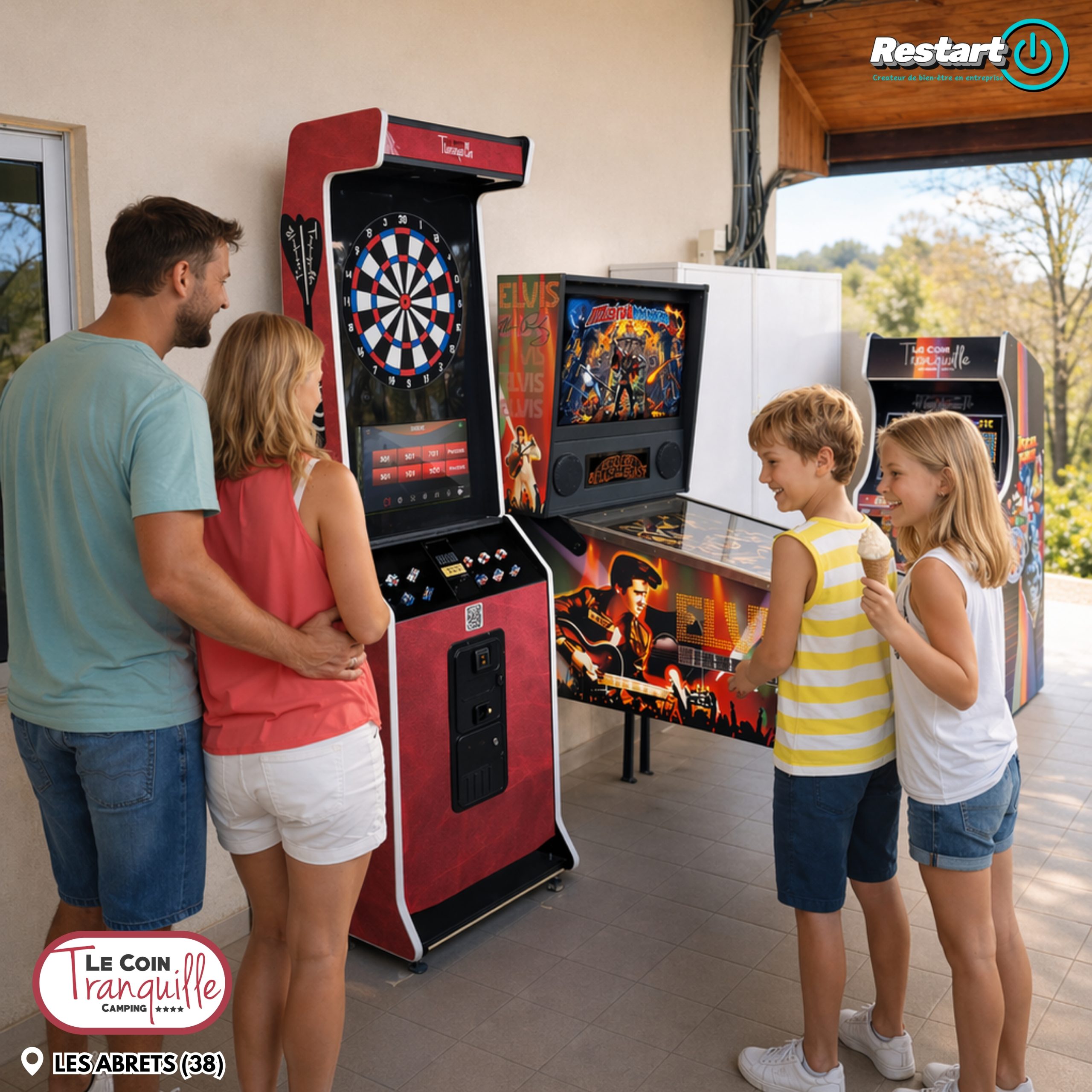 Famille profitant d’un espace de jeux avec fléchettes, flipper et borne d’arcade dans un camping