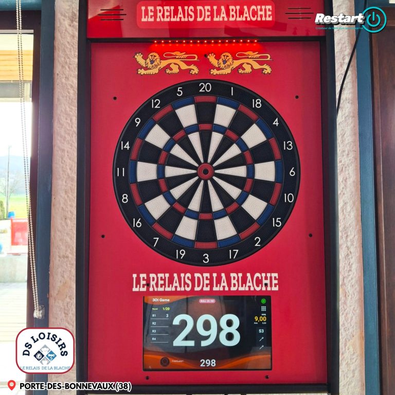 Fléchette murale personnalisée rouge installée au Relais de la Blache
