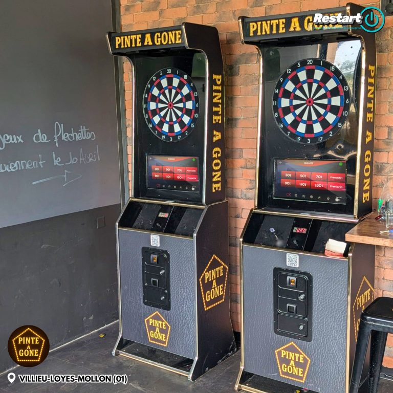 Deux bornes de fléchettes interactives personnalisées installées dans un bar contre un mur en briques