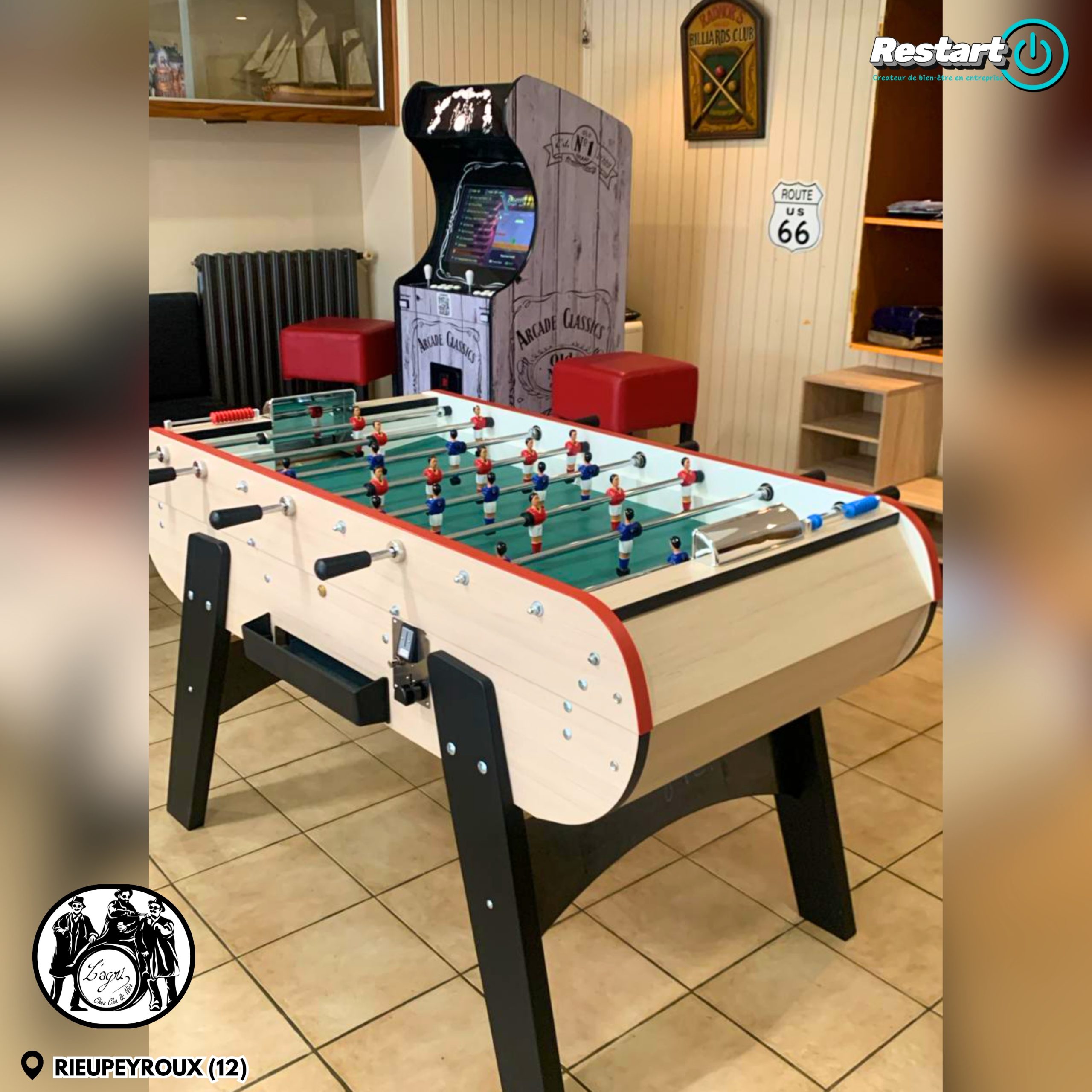 Baby-foot installé dans l’espace de jeux du Café de l’Agriculture à Rieupeyroux, avec une borne d’arcade en arrière-plan