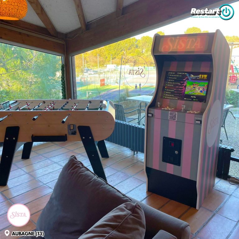 Espace détente équipé d’une borne d’arcade et d’un baby-foot chez Sista à Aubagne