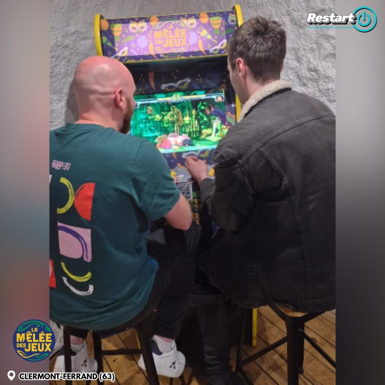 Deux joueurs assis jouent ensemble sur une borne d’arcade personnalisée La Mêlée des Jeux à Clermont-Ferrand