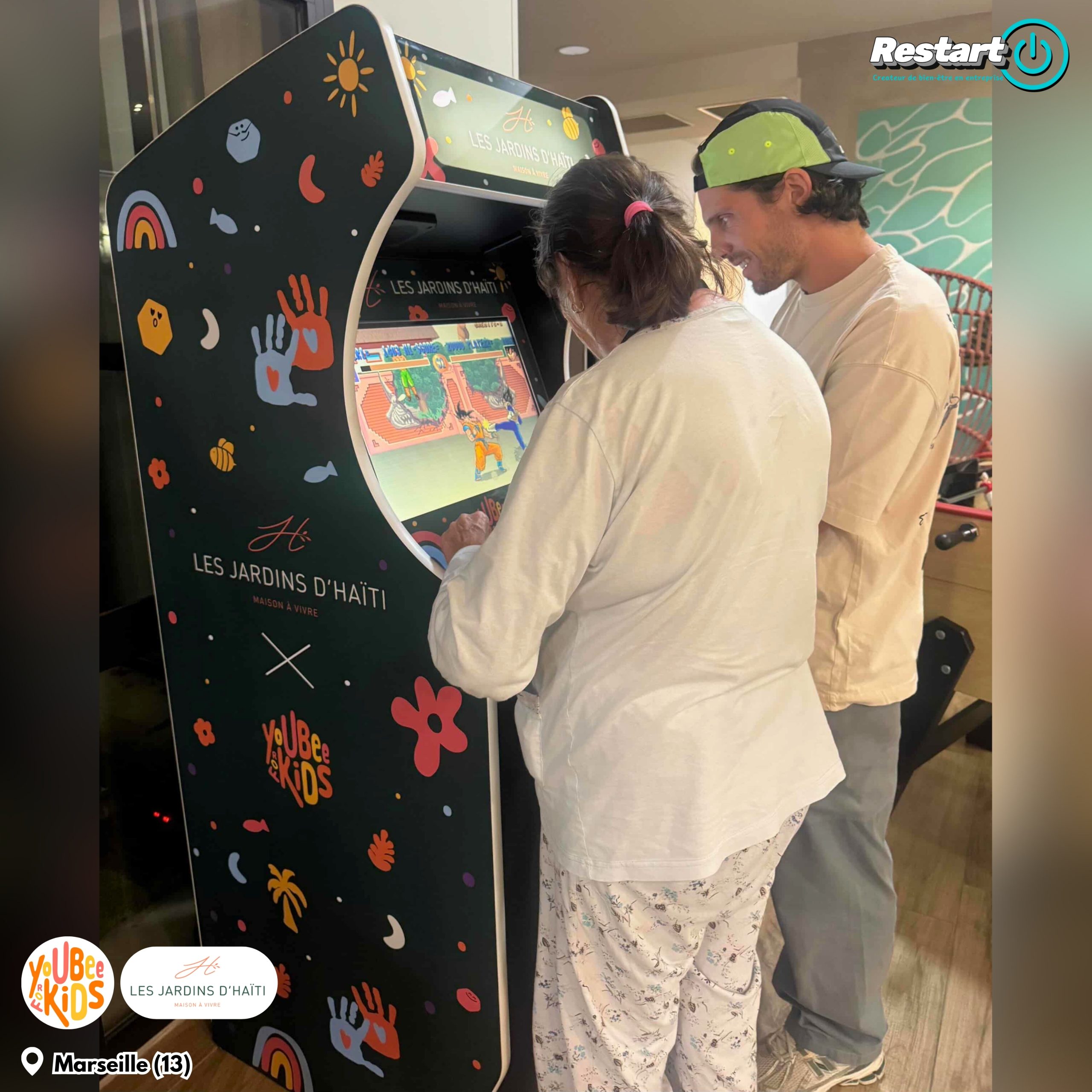 Moment de jeu partagé autour d’une borne d’arcade YOUBEE FOR KIDS aux Jardins d’Haïti à Marseille