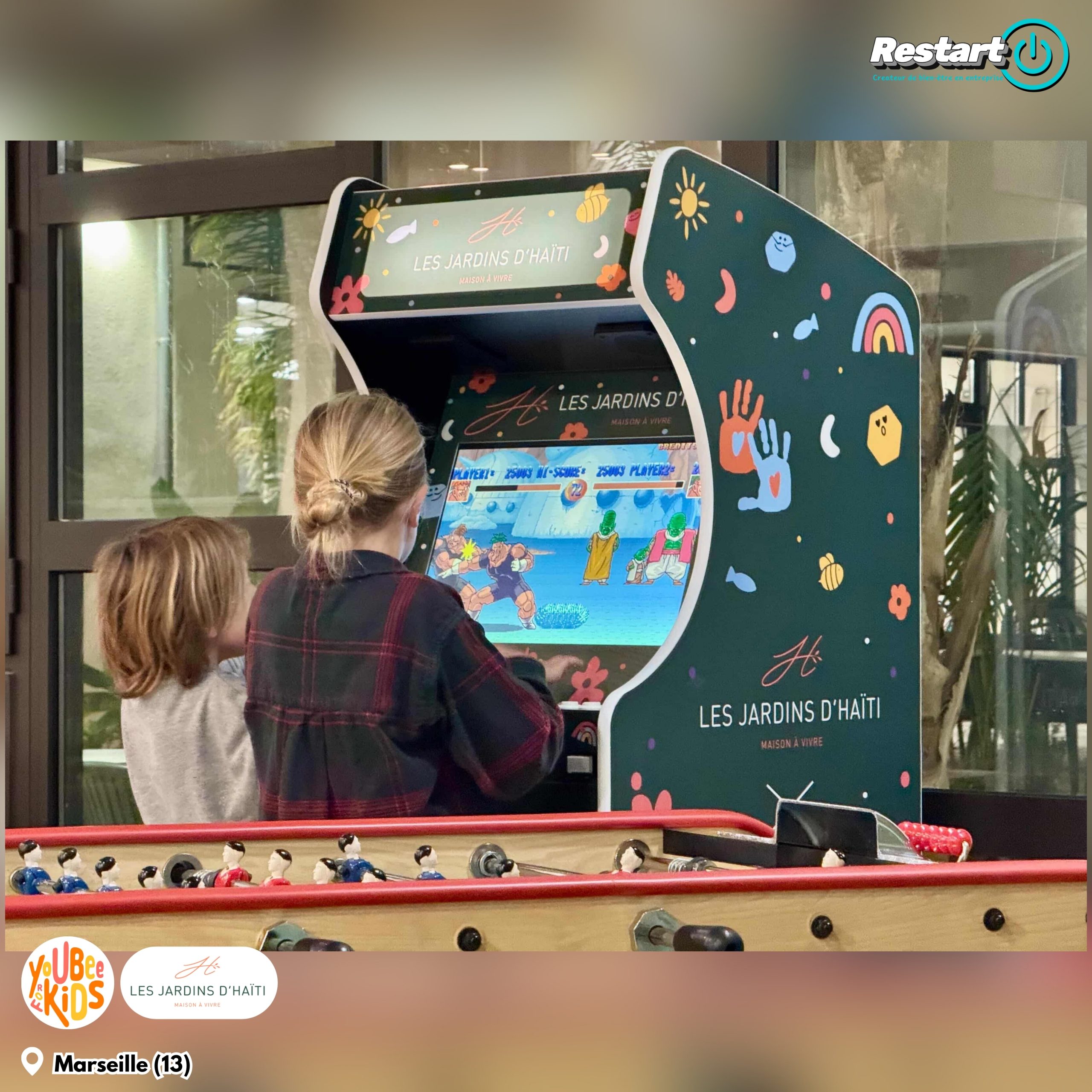 Enfants jouant sur une borne d’arcade YOUBEE FOR KIDS aux Jardins d’Haïti à Marseille