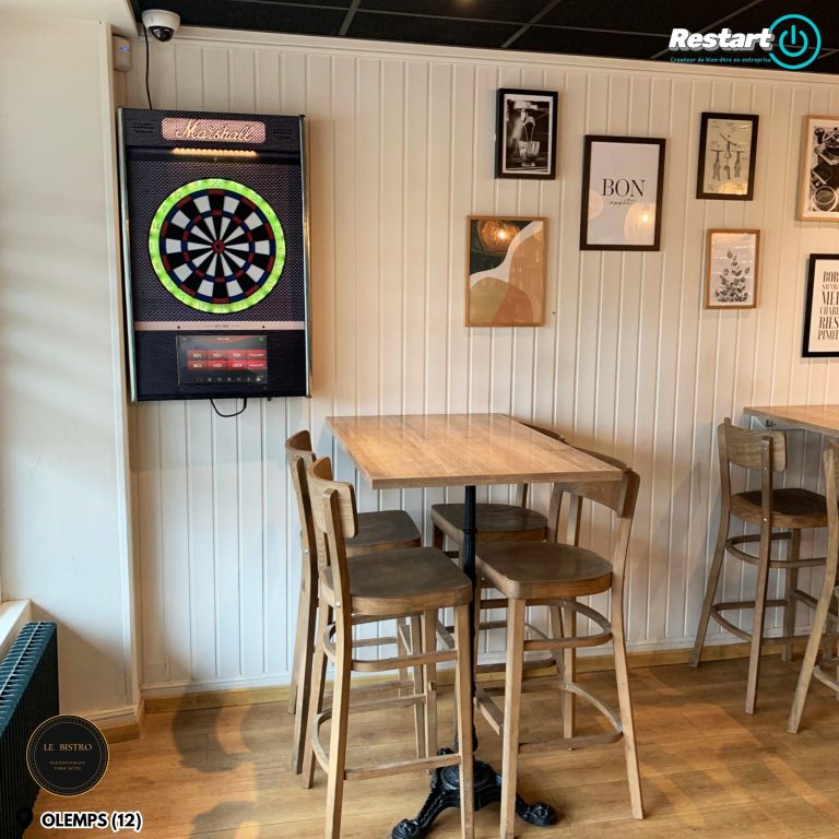 Fléchettes interactive murale installée dans l’espace restauration du Bistro à Olemps, à côté des tables hautes
