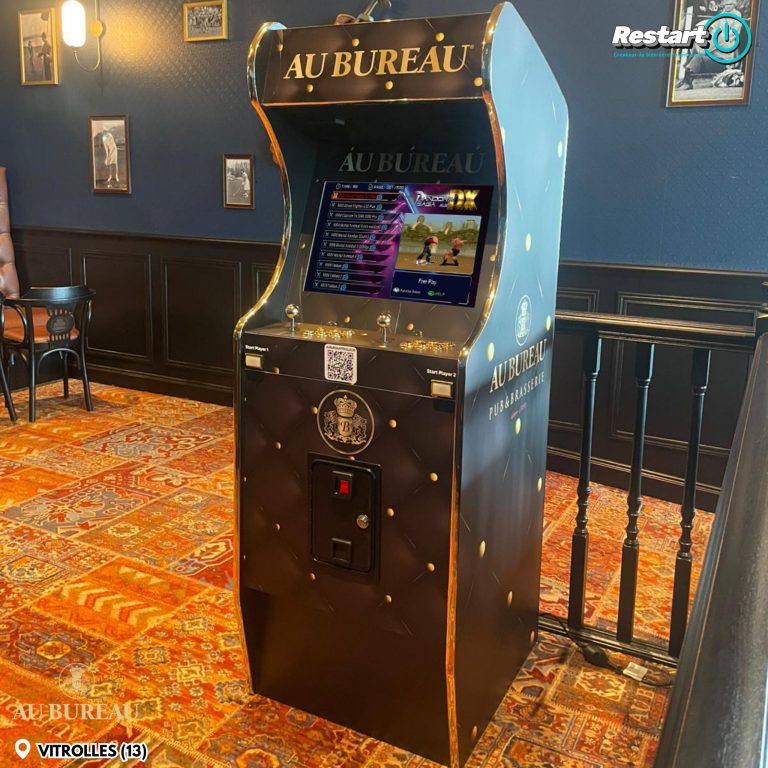 Vue rapprochée de la borne d’arcade noire et dorée installée au restaurant Au Bureau de Vitrolles