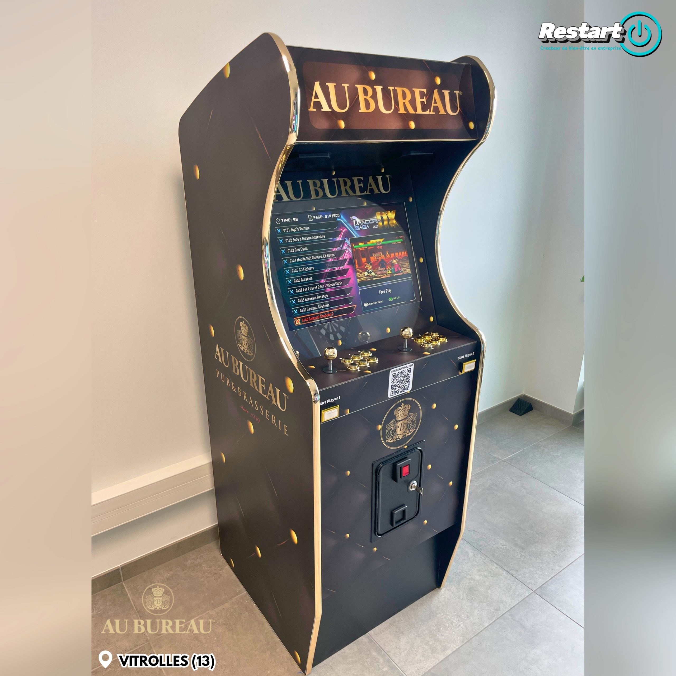 Borne d’arcade noire et dorée personnalisée pour le restaurant Au Bureau de Vitrolles, photographiée dans l’atelier avant livraison