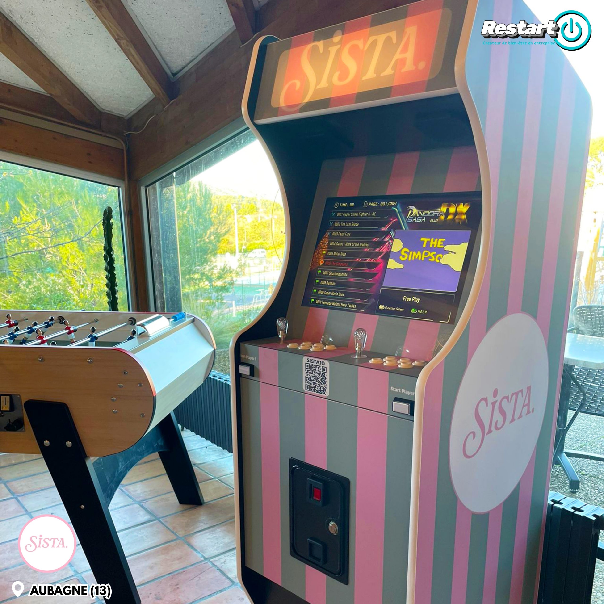 Borne d’arcade personnalisée aux couleurs de Sista installée dans un espace de loisirs à Aubagne