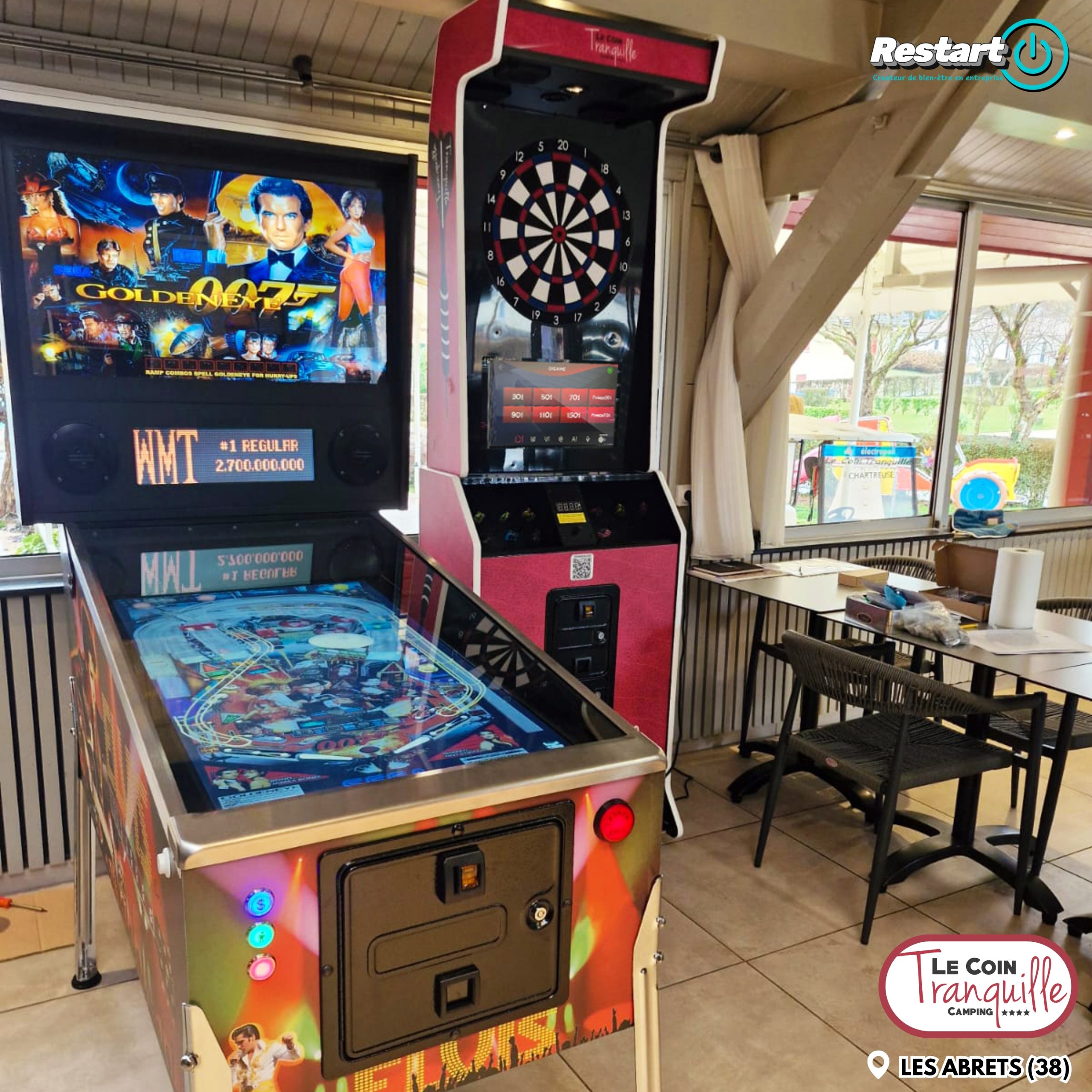 Espace loisirs avec flipper numérique et borne de fléchettes interactive au camping Le Coin Tranquille aux Abrets