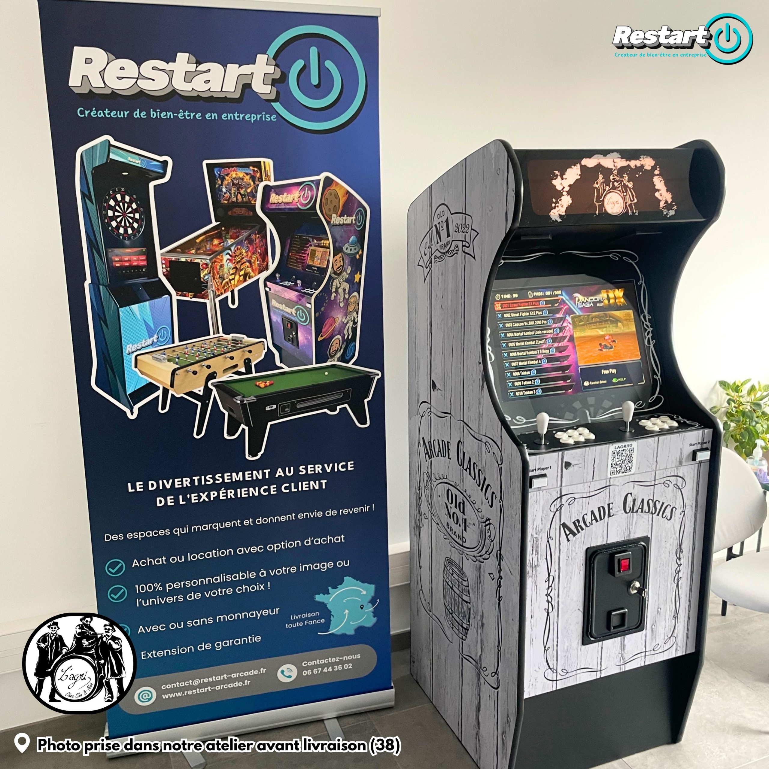 Vue de trois quarts d’une borne d’arcade noire et blanche personnalisée pour le Café de l'agriculture, avant livraison