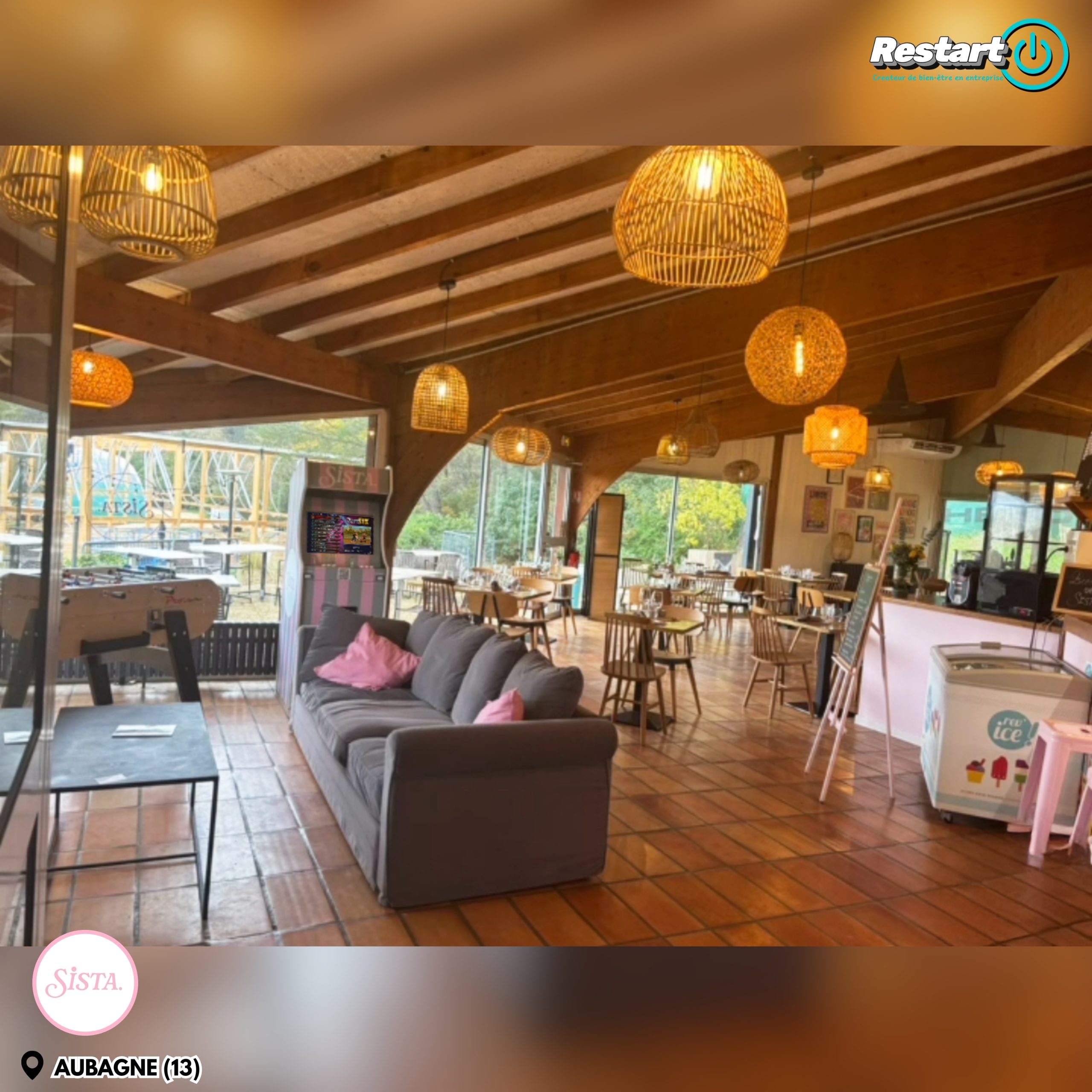 Espace détente avec borne d’arcade et babyfoot installés dans un restaurant à Aubagne