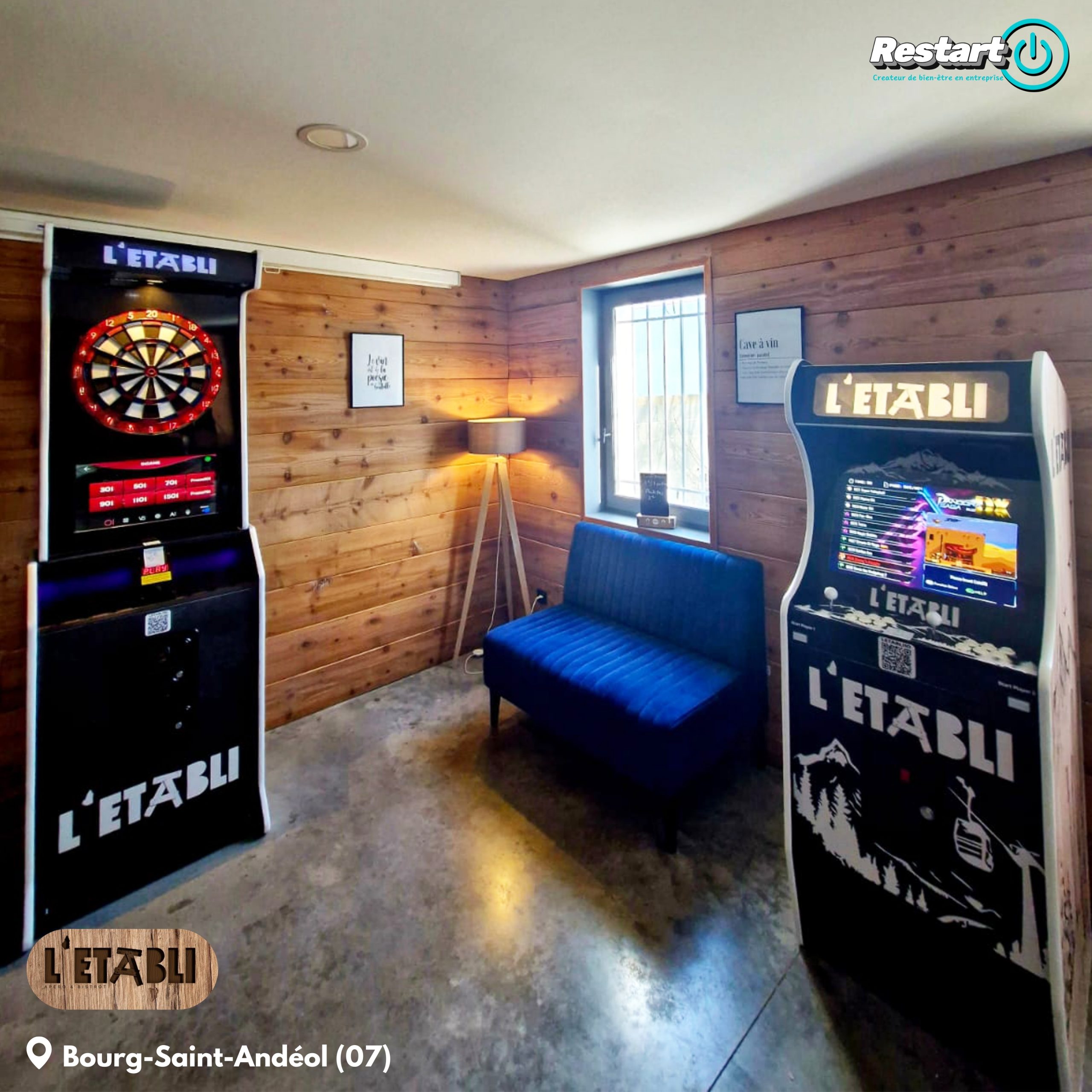 Borne d’arcade et borne de fléchettes personnalisées noires et blanches installées dans le restaurant L’Établi à Bourg-Saint-Andéol