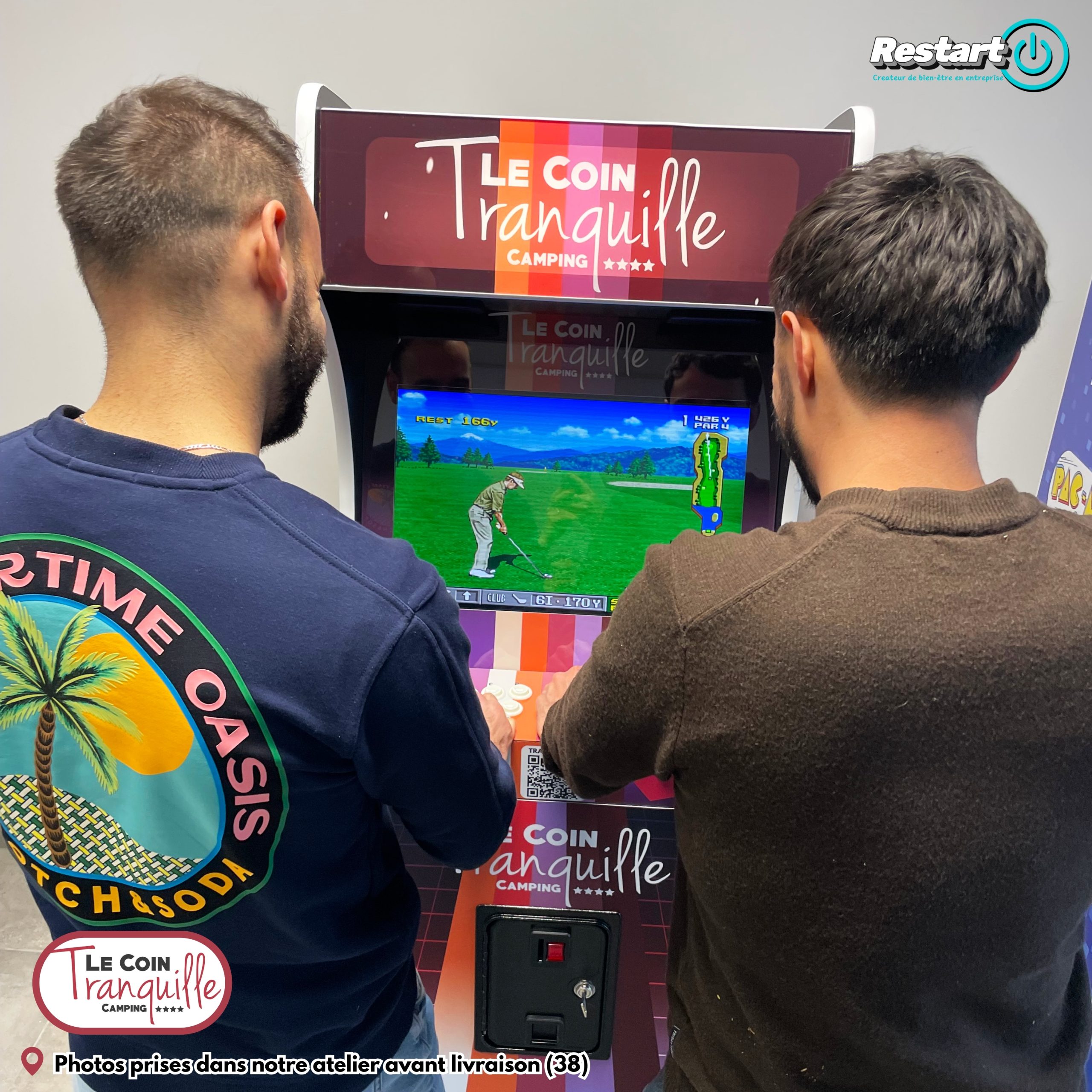 Deux joueurs testent une borne d’arcade personnalisée pour le camping Le Coin Tranquille