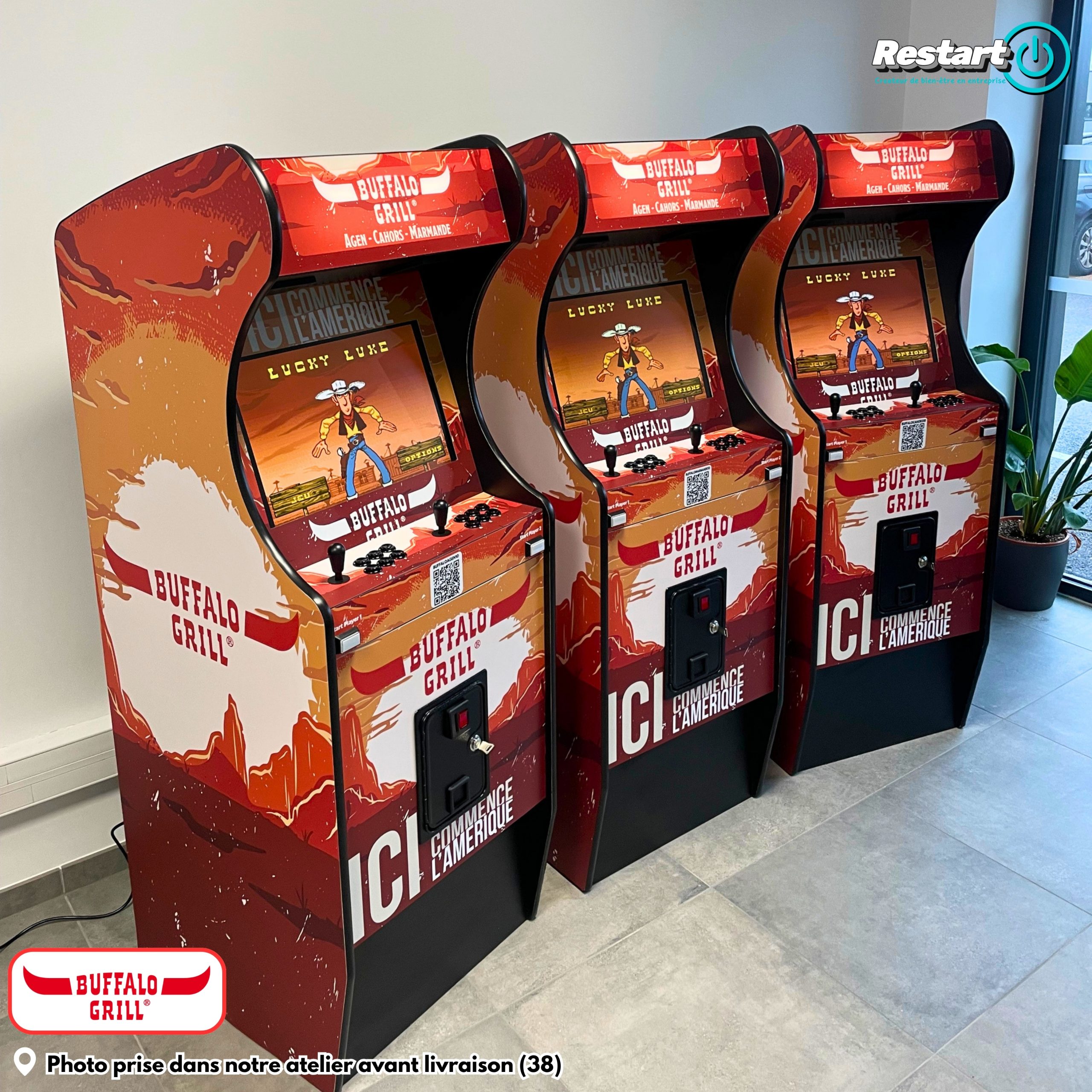 Trois bornes d’arcade personnalisées aux couleurs de Buffalo Grill dans l’atelier avant livraison