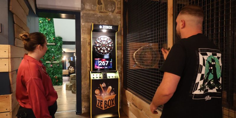 Clients jouant aux fléchettes sur une fléchette interactive ZEBOX dans un centre de loisirs